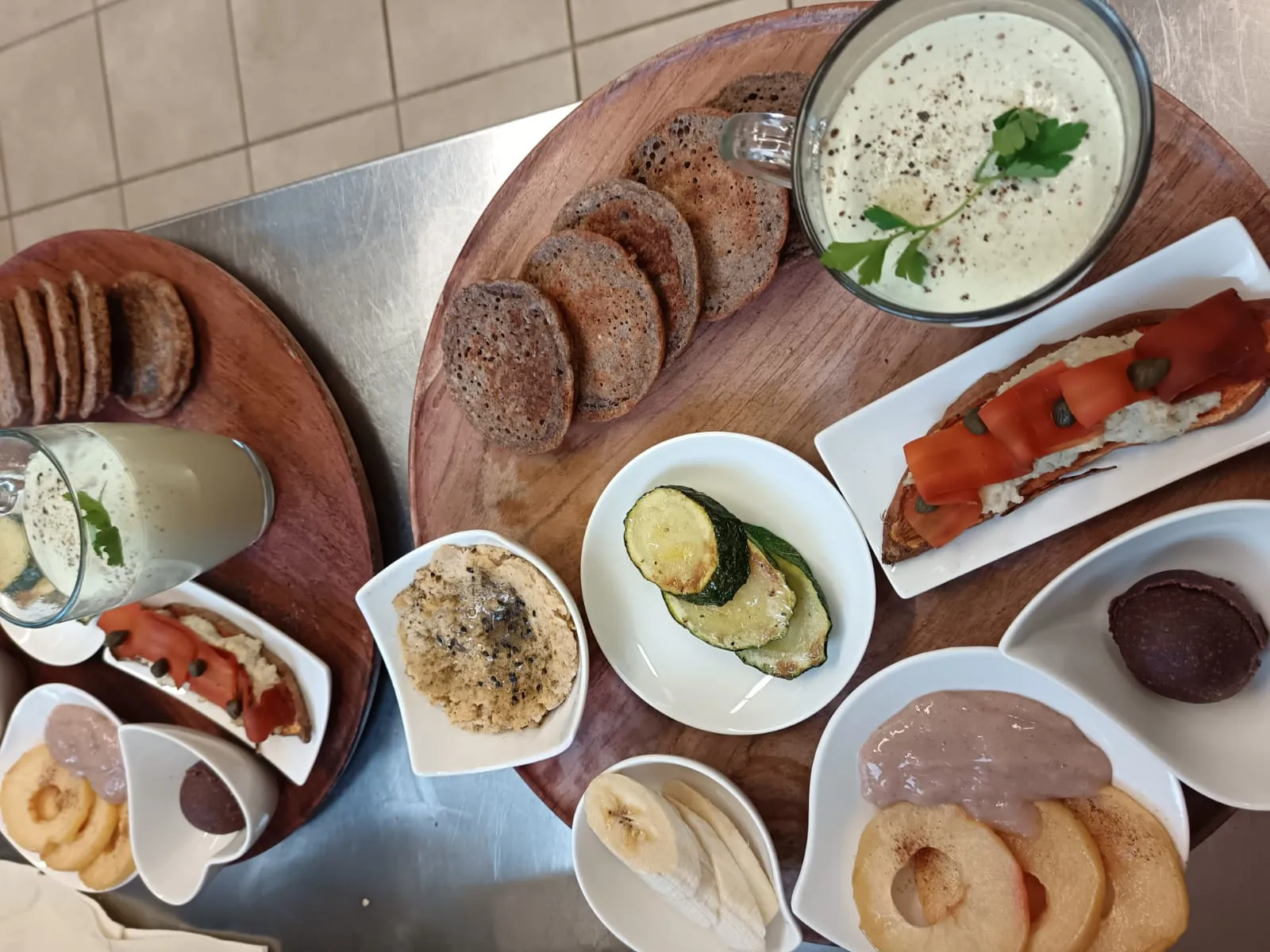 Es wird ein komplettes Menü serviert – KATHARINAS VEGANER Restaurant