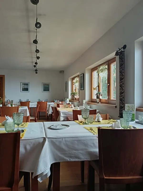 Ein geräumiges Restaurant des KATHARINAS VEGANER Restaurant