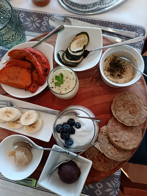 Vegane Mahlzeit mit Obst und Beeren