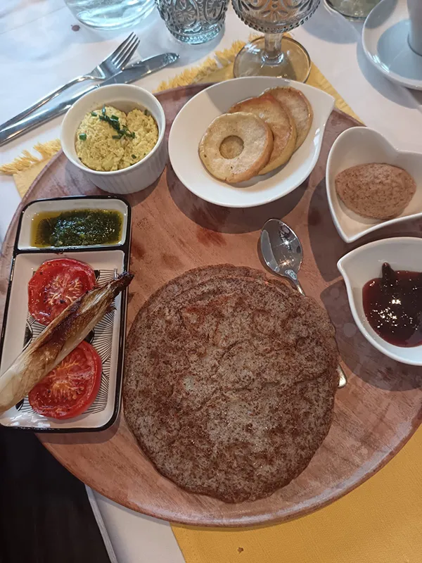 Veganes Gericht, serviert im Restaurant „KATHARINAS VEGANER“