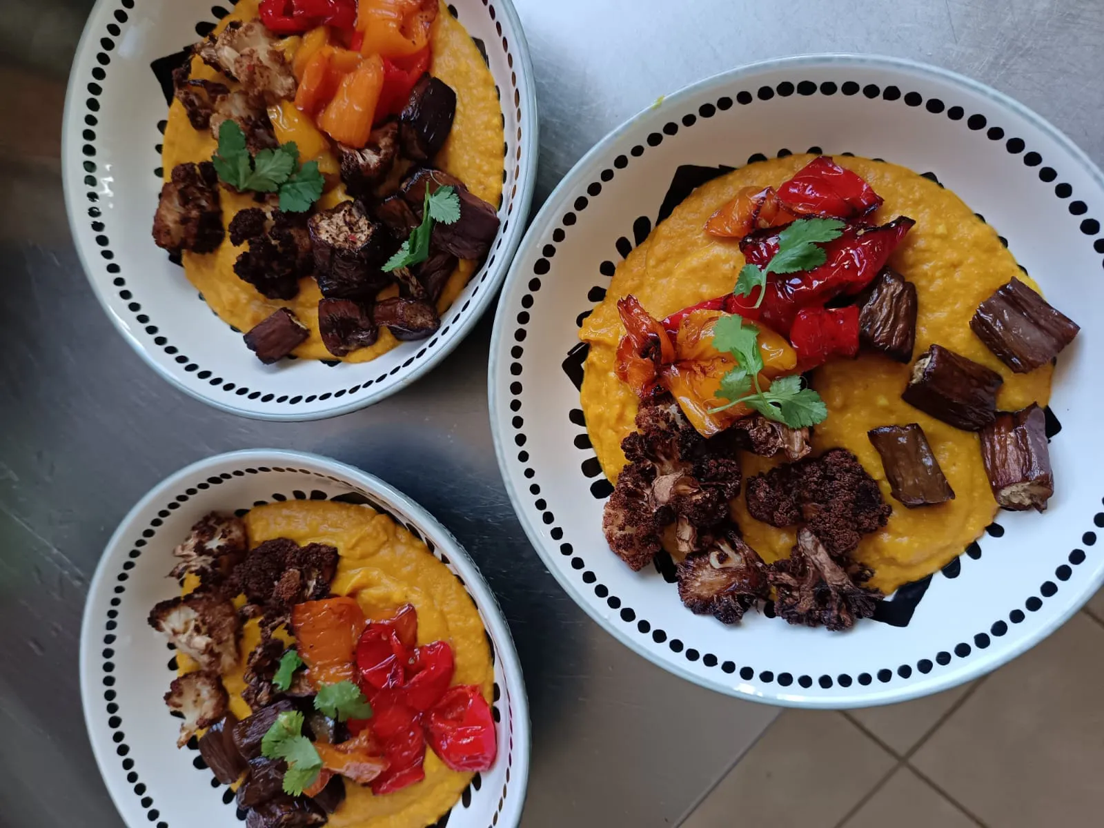 Drei Schalen mit veganem Essen 
