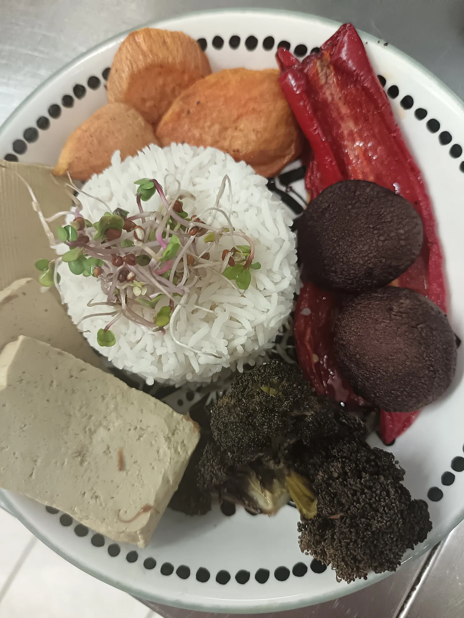 Veganes Gericht mit Tofu, Reis, Brokkoli und anderem Gemüse