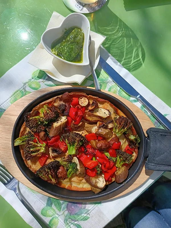 Veganes Gericht mit Brokkoli und Paprika. Faranita.
