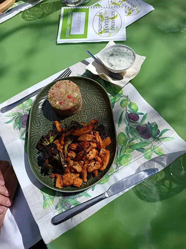 Gebratener Tofu oder Süßkartoffeln mit Brokkoli und veganem gebratenem Reis. Mit dem Team von KATHARINAS VEGANER Restaurant